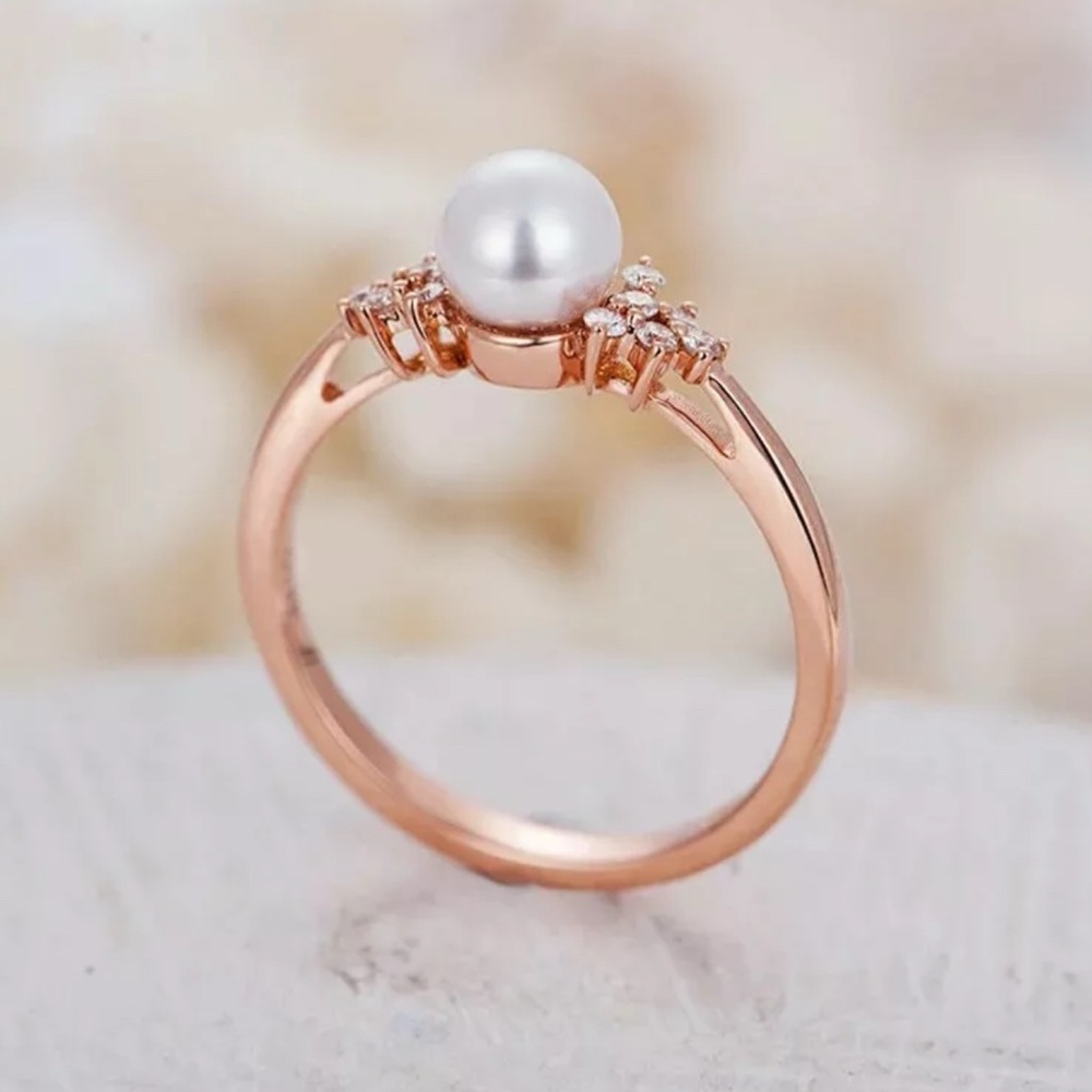Elegant Pearl and Crystal Women's Ring size 9 - Picture 2 of 3